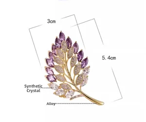 Dettaglio della spilla a foglia con cristalli viola e lega dorata, misura 5,4cm x 3cm