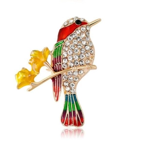 Broche colibri exquise avec cristaux et émail coloré sur une branche dorée