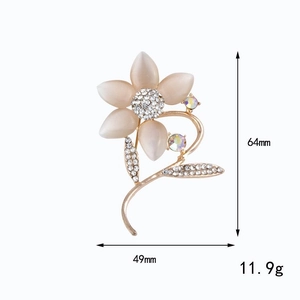 Élégante broche fleur de luxe avec pierre œil de chat champagne et cristaux étincelants