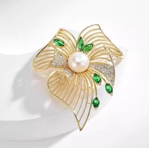 Broche fleur dorée élégante avec perle centrale, pierres vertes et cristaux pour femmes