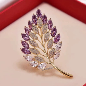 Squisita spilla a foglia dorata con strass viola e design a foglia cava in scatola rossa
