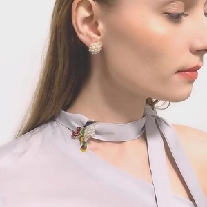 Élégante broche oiseau colorée avec strass scintillants et boucles d'oreilles perles