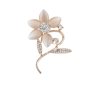 Broche fleur dorée élégante avec pétales d'opale et strass scintillants pour femme