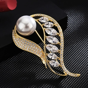 Broche Élégante en Alliage d'Or Künstliche Perle Feuille Strass Plume Épingle pour Femme Mariage Banquet Costume Robe Accessoire Décoratif