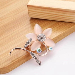 Élégante broche fleur en or rose avec pétales en opale rose et cristaux scintillants