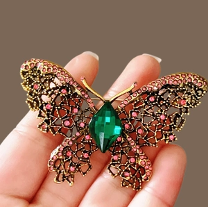 Broche papillon vintage avec strass roses et pierre précieuse verte centrale