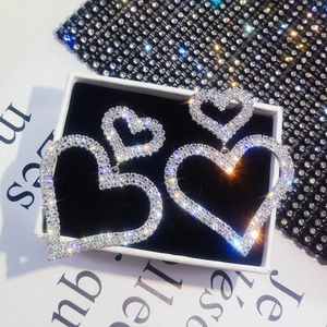 Macro di orecchini a cuore in S925 con strass scintillanti in una lussuosa scatola regalo