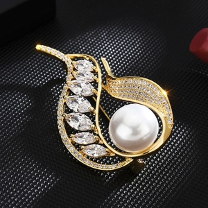 Broche feuille dorée élégante avec grande perle blanche et zircons brillants marquise