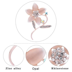 Vue macro de la broche fleur montrant l'alliage de zinc avec pétales d'opale et strass