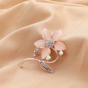 Broche fleur élégante en or rose avec pétales d'opale rose et strass scintillants