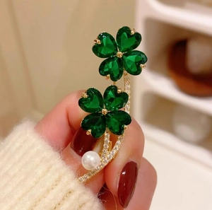 Elegant gold-plated double green clover brooch with white zircons and a pearl drop charm