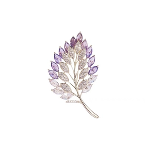 Dettaglio della spilla a foglia con gemme marquise viola e cristalli pavé scintillanti