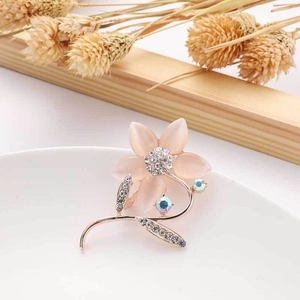 Vue détaillée de la broche fleur en opale rose avec des strass étincelants montés en or rose