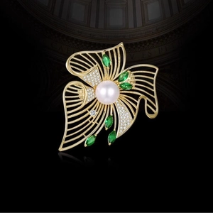 Broche fleur de perles luxueuse avec pierres vertes et zircons sur fond noir élégant