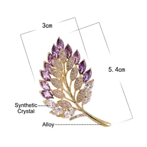 Spilla a foglia traforata con cristalli viola e base dorata, misura 3 cm per 5,4 cm
