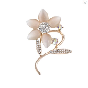 Broche fleur luxe or rose avec pétales en pierre œil de chat et cristaux brillants