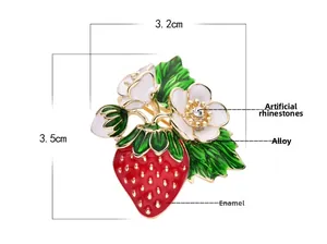 Détail de la broche fraise de 3,2 cm x 3,5 cm avec émail rouge et cristaux brillants