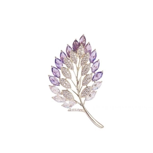 Elegante spilla a forma di foglia con cristalli viola sfumati su montatura in argento