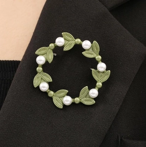 Vintage Alloy Green Leaf Wreath Brooch With White Imitation Artificial Pearl Elegant Anti Exposure Clothing Pin For Women Accessories