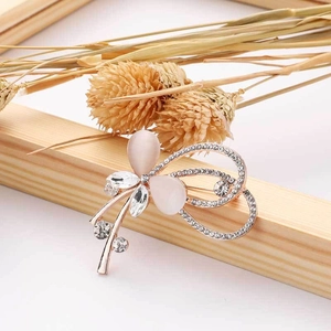 Elegante goldene Schmetterlingsbrosche mit rosa Katzenaugensteinen und Strass
