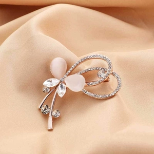 Elegante Broche in Roségold mit Opal und Strasssteinen auf Seidenstoff