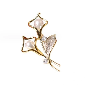 Eleganter Gold-Lilien-Brosche mit Wassertropfen-Perlen und funkelnden Zirkon-Blättern