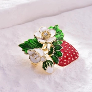 Broche fraise en émail rouge avec feuilles dorées et détail de fleur en zircon