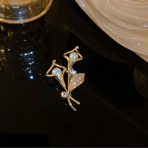 Eleganter Goldplattierter Calla-Lilien-Brosche Für Damen Legierung Brosche Mit Weißer Künstliche Perlenimitat Und Zirkonia Schmuck