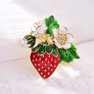 Broche fraise élégante en émail rouge avec fleurs blanches et strass sur base dorée