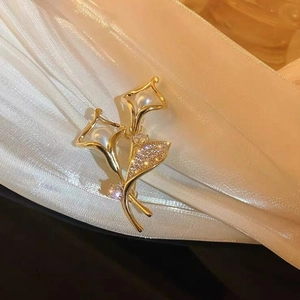 Eleganter Gold-Lilien-Brosche mit weißen Perlen und funkelnden Zirkon-Akzenten