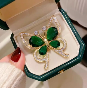 Vintage Brosche Schmetterling Smaragdgrün mit Zirkonia-Akzenten auf Goldrahmen