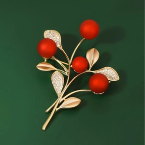 Elegante spilla dorata festiva con bacche rosse e strass scintillanti per donna