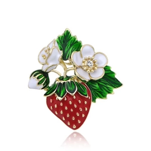 Broche fraise rouge raffinée avec fleurs blanches et feuilles vertes sur base dorée