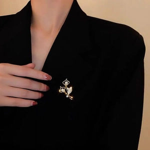 Eleganter Lilien-Anstecknadel mit weißen Perlen und Zirkonia am schwarzen Revers