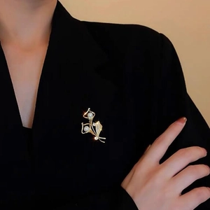 Eleganter Lilien-Broschen-Pin mit Perlen und Zirkonia an einem schwarzen Anzug-Revers
