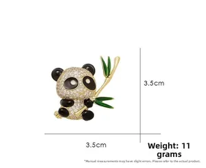 Dimensions détaillées de la broche panda avec strass et bambou, 3,5 cm sur 3,5 cm