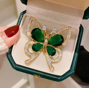Vintage Schmetterling Brosche mit smaragdgrünen Edelsteinen und weißen Diamanten in Samtbox