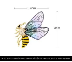 Detail of bee brooch with gold alloy, crystals, and purple gradient wings, size 3.4x3cm