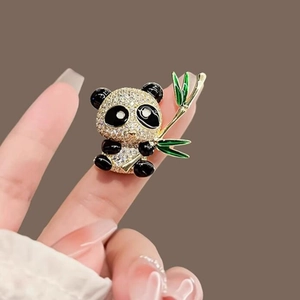 Broche panda mignonne avec strass brillants tenant une branche de bambou pour femme