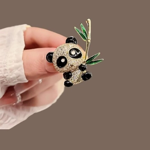 Broche panda exquise avec strass scintillants et bambou doré pour la mode féminine