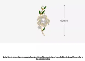 Vue détaillée de la broche fleur avec perle blanche, feuilles émaillées et dimensions
