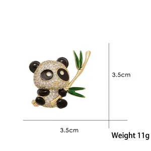 Broche panda chic avec strass et bambou, dimensions 3,5cm x 3,5cm sur fond blanc éclatant