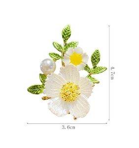 Detailansicht der Gänseblümchen-Brosche mit Maßen von 4.7cm Höhe und 3.6cm Breite
