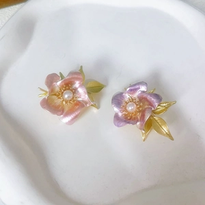 Elegant camellia flower brooch with pink-purple gradient petals and pearl in gold finish