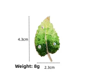 Detailansicht der Kristallblatt-Brosche mit Maßen von 4,3 cm Länge und 2,3 cm Breite