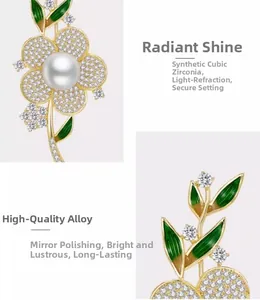 Détail d'une broche florale avec feuilles en émail vert, perle blanche et zircone