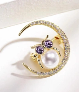 Detail einer Mondsichel-Brosche mit Diamanten, Eule und einer großen weißen Perle