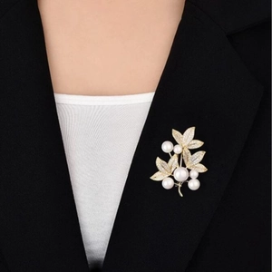 Elegant Alloy Gold Leaf Branch Brooch Pin For Women Luxury White Artificial Pearl Zirconia Suit Coat Lapel Brooch Jewelry Accessory