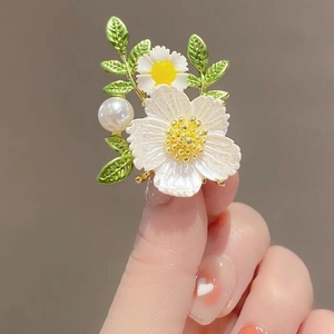 Gänseblümchen-Brosche mit weißen Blüten, gelbem Kern, grünen Blättern und weißer Perle