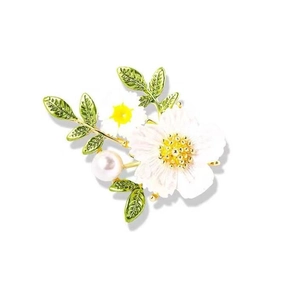 Gänseblümchen-Brosche mit weißen Blüten, Perle und grünen Blättern auf Goldbasis